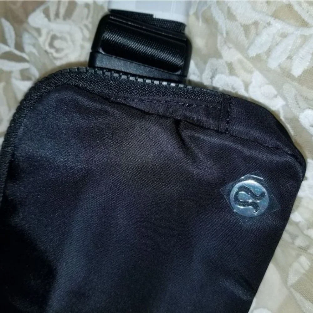 Lululemon Everywhere Belt Bag 1L Original Strap Black Nwt - Picture 11 of 14
